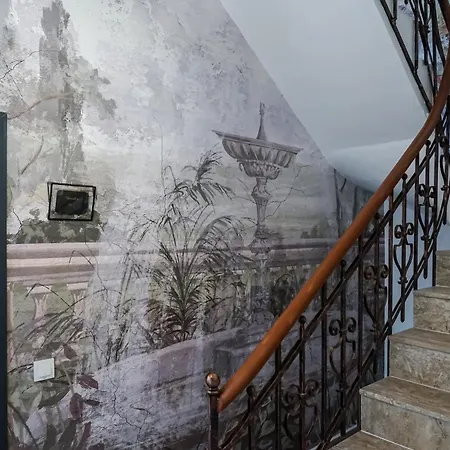 Downtown Tudor Arghezi House *