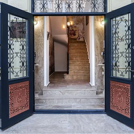 Downtown Tudor Arghezi House *