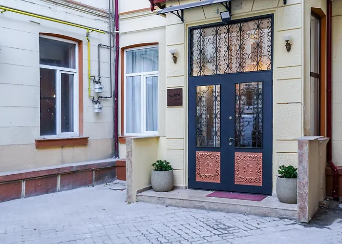 Downtown Tudor Arghezi House *