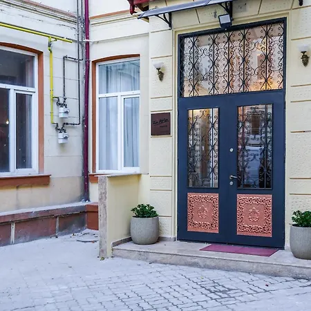 Downtown Tudor Arghezi House *